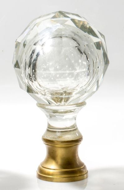 Boule de rampe en cristal taillé à facettes; monture en laiton (postérieure