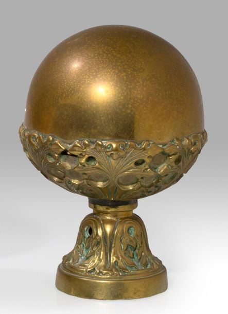 Boule de rampe en laiton à motif en relief de feuillages ajouré