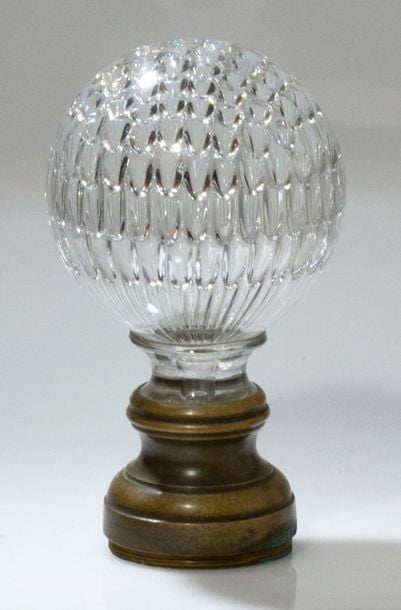 Boule de rampe en verre à décor moulé intérieur en «nid d'abeille»; monture en laito
