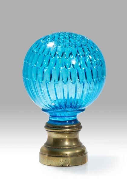 Boule de rampe en verre bleu canard à décor moulé intérieur en «nid d'abeille»; monture en laito