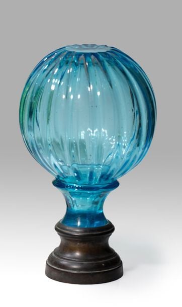 Boule de rampe en verre bleu canard moulé à côtes creuses et pontil supérieur taillé; monture en laito
