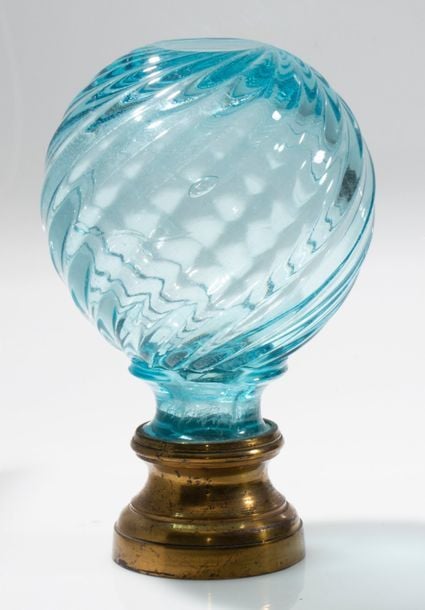 Boule de rampe en verre bleu clair moulé à côtes torses et pontil supérieur taillé; monture en laito