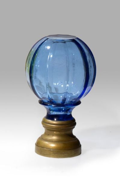Boule de rampe en verre bleu moulé à côtes vénitiennes; monture en laito