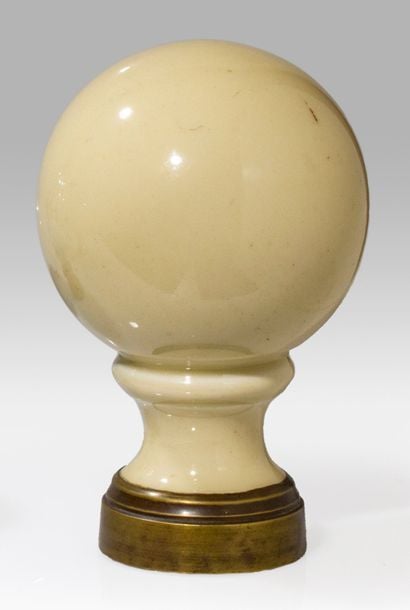 Boule de rampe en verre doublé intérieurement d'émail blanc crème; monture en laito