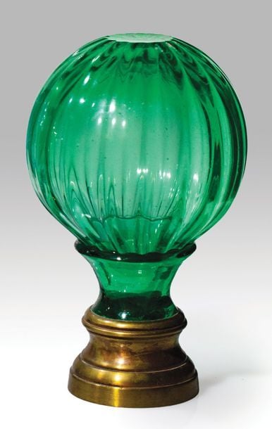 Boule de rampe en verre vert moulé à côtes creuses et pontil supérieur taillé; monture en laito