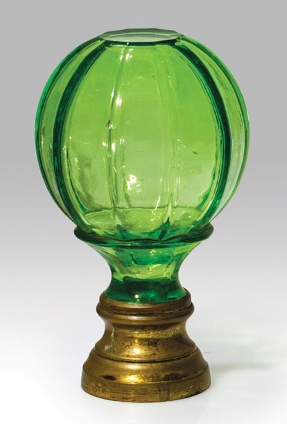 Boule de rampe en verre vert moulé à côtes plates et pontil supérieur taillé; monture en laito