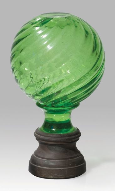 Boule de rampe en verre vert moulé à côtes torses et pontil supérieur taillé; monture en laito
