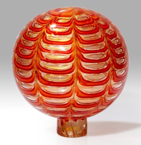 Boule de rampe non montée en verre à décor sphérique de draperies roses en godrons et aventurin