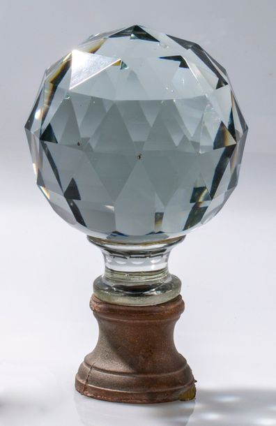 Boule en cristal massif taillé à facettes; monture en laiton dor -  Boisgirard Antonini