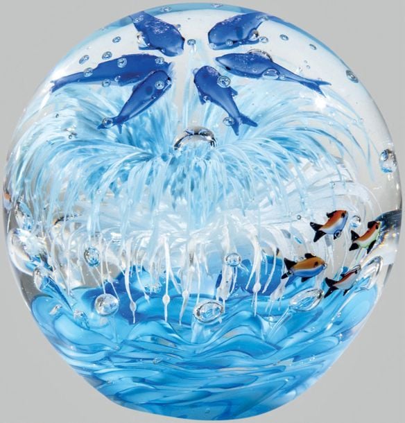 Boule magnum à décor sous-marin au naturel comprenant des poissons, des anémones de mer et des algues bleue