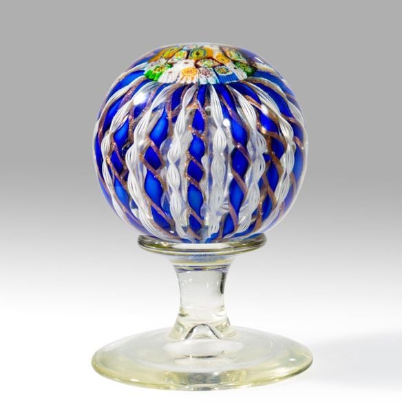 Boule sur pied à décor de couronne formée de douze torsades bleues et aventurine alternées de douze torsades blanches filigranées; motif central de millefiori de bonbons polychrome