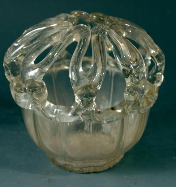 Bouquetière en verre, la coupe moulée à côtes surmontée d'une grille en filets de verre travaillés à la pinc