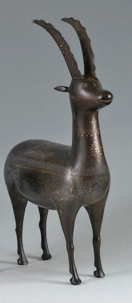 Bouquetin Qadjar Acier damasquiné d'argent et d'or Iran, XIXe siècle, Époque Qadjare Hauteur: 41; Largeur: 28 cm La tête, les bois et le corps sont décorés de rinceaux fleuris, de frises à décor végétal stylisé et de médaillons ornés de bouquets