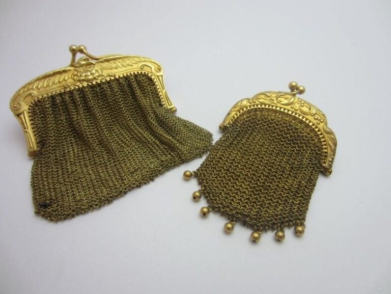 BOURSE en cotte de maille d?or jaune (750 millièmes), fermoir ciselé à décor d?aigle aux ailes déployée