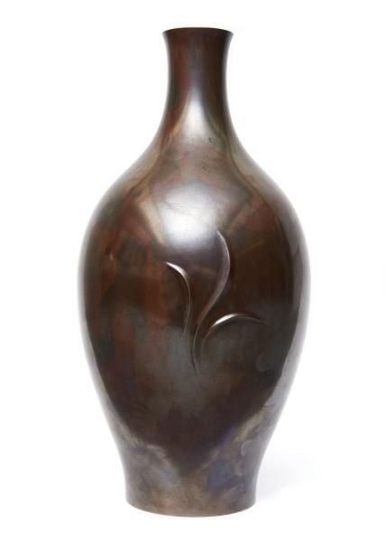 Bouteille en bronze brillant de couleur foncé