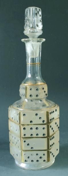 Bouteille et son bouchon en verre moulé et partiellement satiné à six pans représentant des domino
