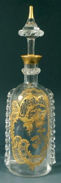 Bouteille ornée de côtes et cordons travaillés à la pince et décor doré à motif de réserve de rocailles encadrant une branche de fleurettes et guirlande de fleurette à l?opposé; bouchon pagod
