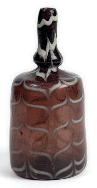 Bouteille Verre à décor jaspé Égypte ou Syrie, XIIe-XIIIe siècle, Époque Ayyoubide Hauteur: 20,5 cm (cassé-collé) Pour un article sur les verres à décor jaspé, voir: Carboni,
