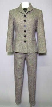 Boutique par John GALLIANO ENSEMBLE en lainage chiné chocolat et blanc, VESTE cintrée à petit col châle sur simple boutonnage, deux poches passepoilées, PANTALON cigarette à taille haute et petits revers (T36) (très bon état