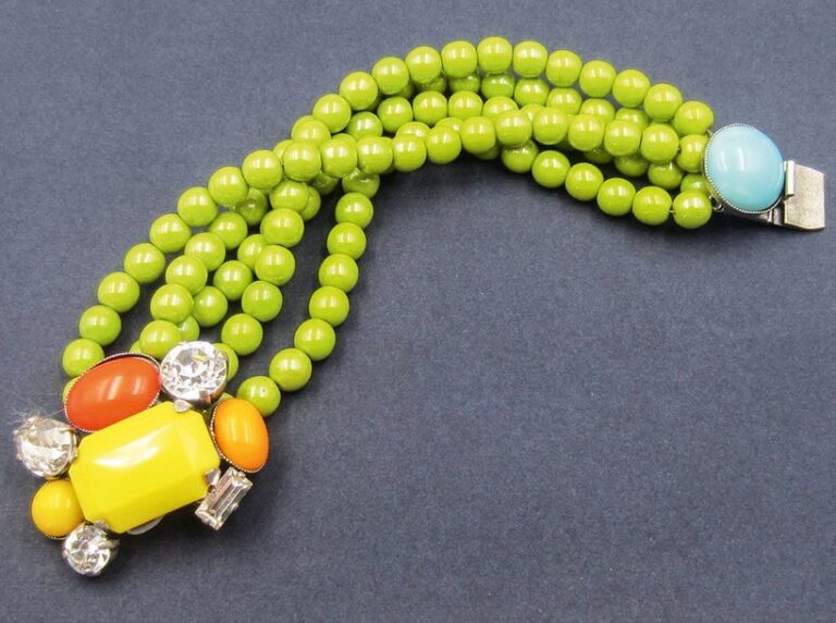 Bracelet à cinq rangs de perles vertes, fermoir baroque à pierres de couleur