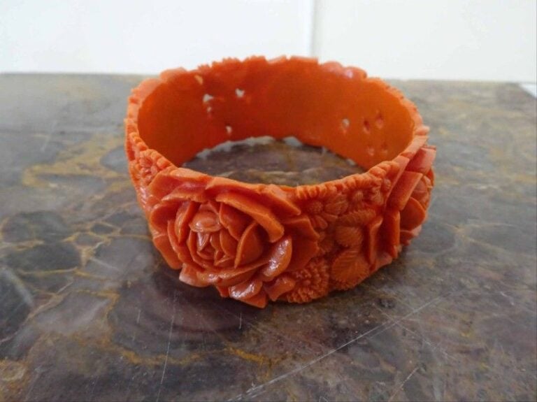 BRACELET A DECOR MOULE DE CHRYSANTHEMES Chine XXe siècle Décor floral sculpté sur le pourtou