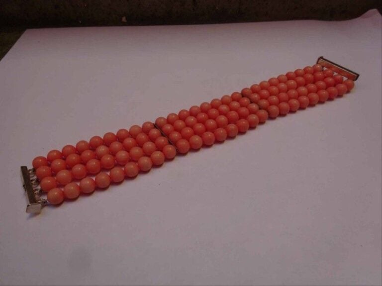 BRACELET à quatre rangs de corail rose et barettes en argent (925°/00