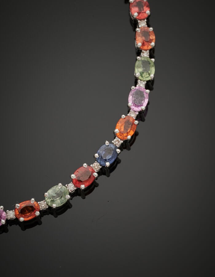BRACELET "arc-en-ciel" en or gris (750‰) serti d'un alignement de saphirs ovale…