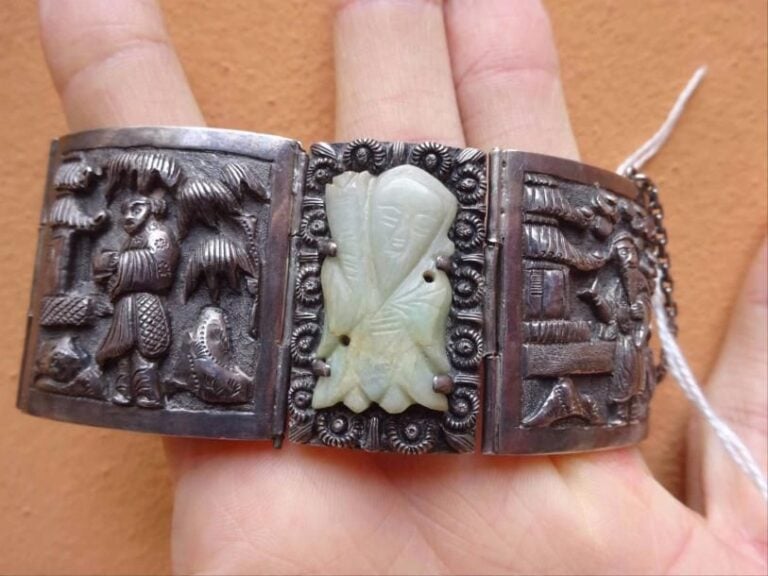 BRACELET ARTICULE EN ARGENT SERTI DE DEUX PLAQUES DE JADE JADEITE Vietnam / Indochine, Travail du début du XXe siècle pour l'exportation De forme circulaire à six pans articulés, à fermoir à clip adjoint d'une chaîne de rétentio