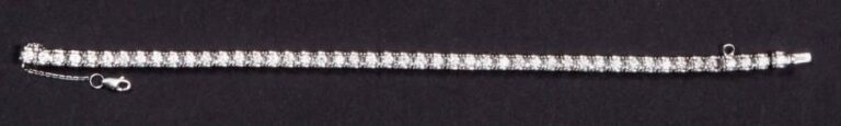 Bracelet articulé en or blanc 18K (750%o) serti de 47 diamants de taille brillant en