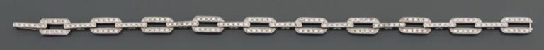 BRACELET articulé en or gris 14 carats (585 millièmes), à maillons rectangulaires ajourés, serti d'alignements de diamants taille brillan
