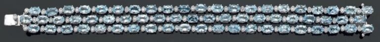 BRACELET articulé en or gris 14 carats (585 millièmes) composé de trois rangs d'aigue-marine de forme ovale alternées de diamants taille brillan