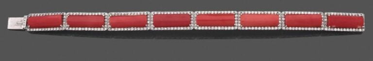 BRACELET articulé en or gris (585 millièmes) 14 carats, serti de corail et diamants taille brillan