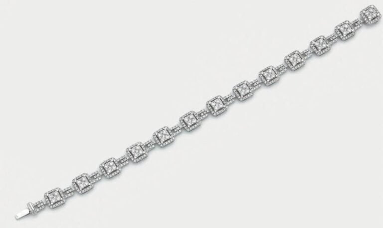 BRACELET articulé en or gris (750 millièmes) ajouré à motifs carrés, pavés de diamants taille brillan