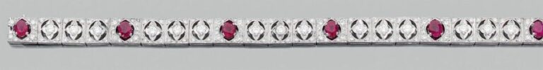 BRACELET articulé en or gris (750 millièmes) ajouré, pavé de diamants taille brillant alternés de six rubis de forme oval