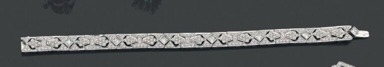 BRACELET articulé en or gris (750 millièmes) ajouré serti de diamants taille brillant et taille princess