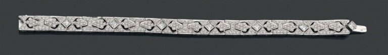 BRACELET articulé en or gris (750 millièmes) ajouré serti de diamants taille brillant et taille princess
