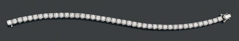 BRACELET articulé en or gris (750 millièmes) serti d'un alignement de 42 diamants taille brillan