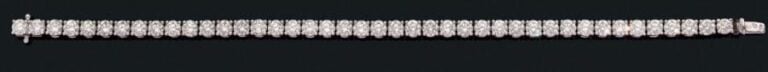 BRACELET articulé en or gris (750 millièmes) serti d'un alignement de 42 diamants taille brillan