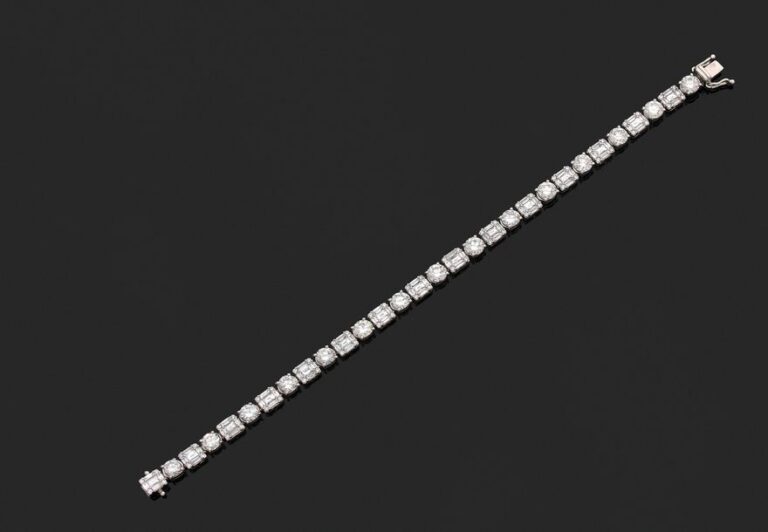 BRACELET articulé en or gris (750 millièmes) serti de quinze diamants taille brillant, alternés de motifs rectangulaires sertis de diamants baguettes et taille brillan