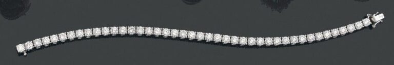 BRACELET articulé en or gris (750 millièmes) serti d’un alignement de 42 diamants taille brillan