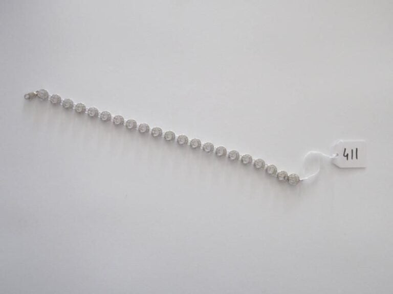 BRACELET articulé en or gris ajouré serti de diamants, à motifs ovale