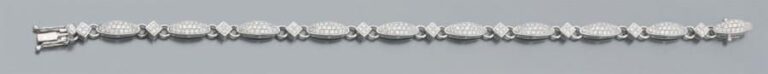 BRACELET articulé en or gris ajouré serti de diamants taille brillant, à motifs navettes et losangiques alterné