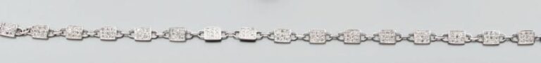 BRACELET articulé en or gris ajouré, serti de petits pavages de diamants à motifs carré