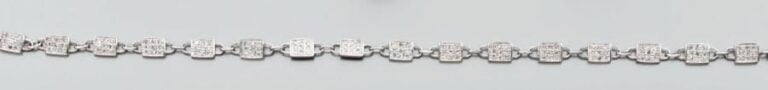 BRACELET articulé en or gris ajouré, serti de petits pavages de diamants à motifs carré