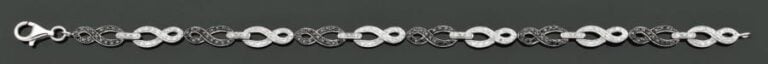 BRACELET articulé en or gris et or noirci serti de diamants blancs et noirs alternés, à motifs de «8