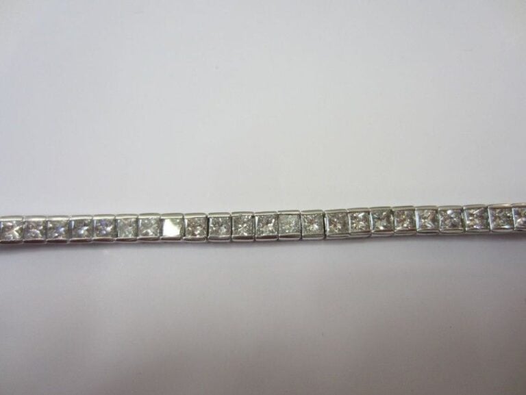 BRACELET articulé en or gris serti de 42 diamants taille princess