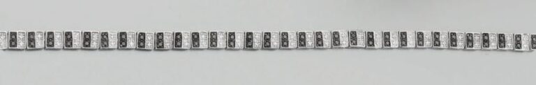 BRACELET articulé en or gris serti de diamants blancs et noirs à motifs carré