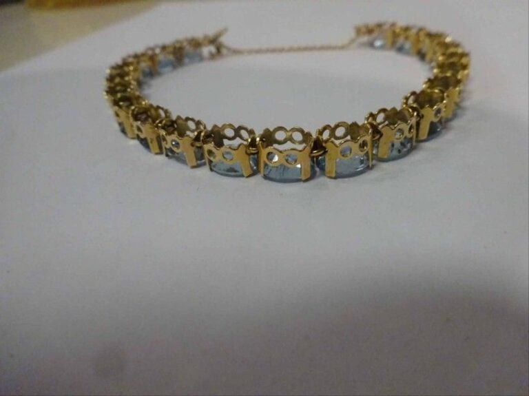 Bracelet articulé en or jaune 18K (750°/00) serti d'aigue-marine ovale