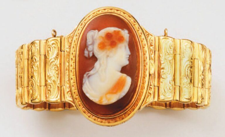 Bracelet articulé, en or jaune gravé, le fermoir retenant un camée agate ovale à trois couches « Profil de jeune femme
