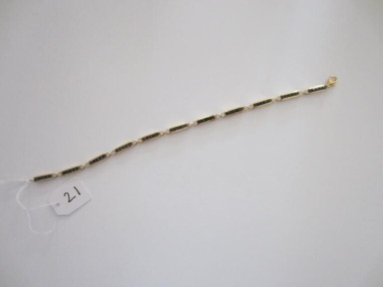 BRACELET articulé en or jaune serti de saphirs calibrés et de diamants taille brillan